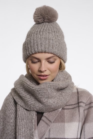 Beanie With Pompom Toffee Blend